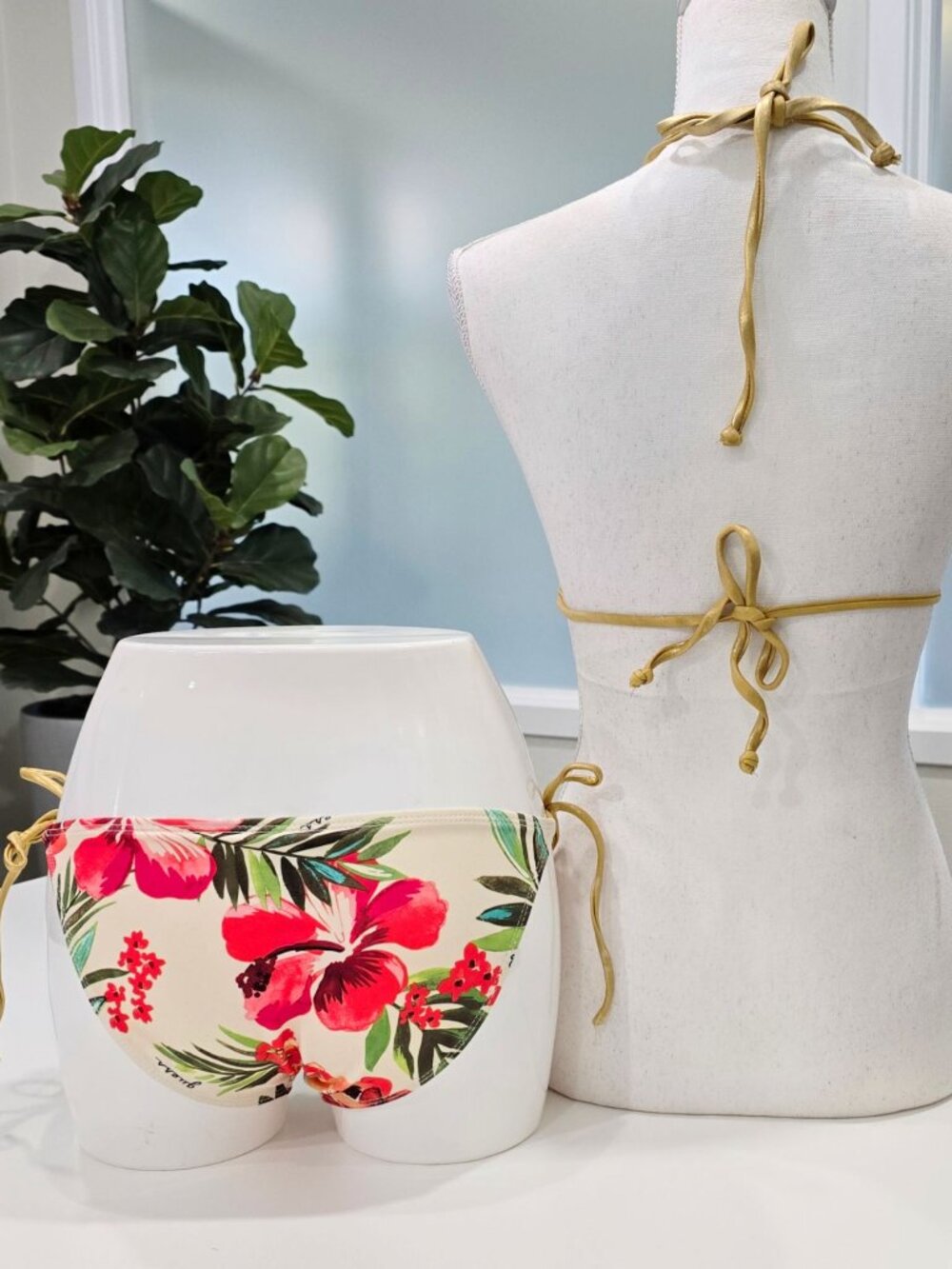 Guess ✦ Bikini Set ✦ Floral Halter Top With Gold Straps & Side Tie Bottoms S - Picture 4 of 8